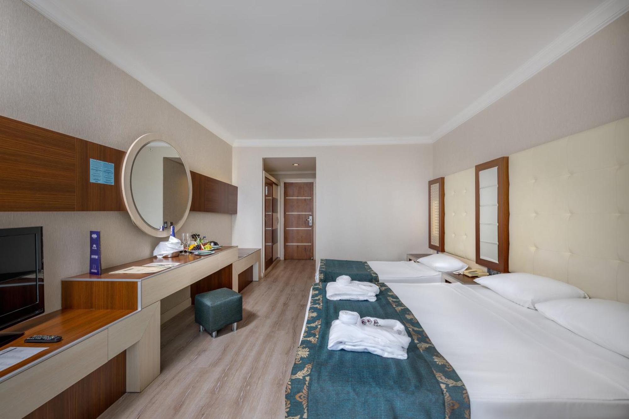 Beach Club Doganay Hotel โคนัคคลึ ภายนอก รูปภาพ